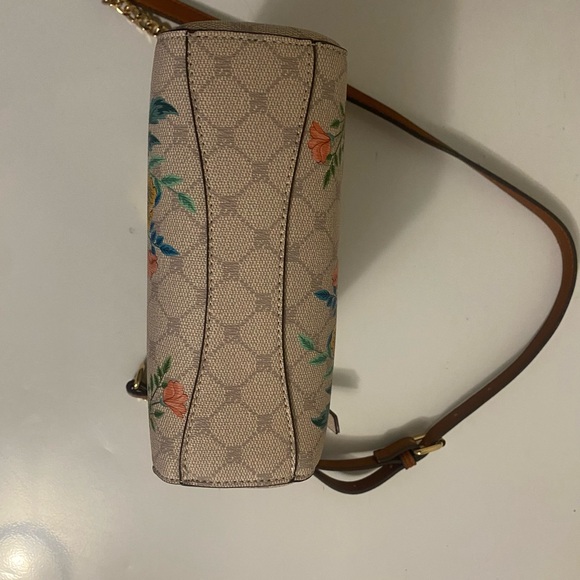 Steve Madden crossbody purse beige with pink flower NWT. - Picture 6 of 8